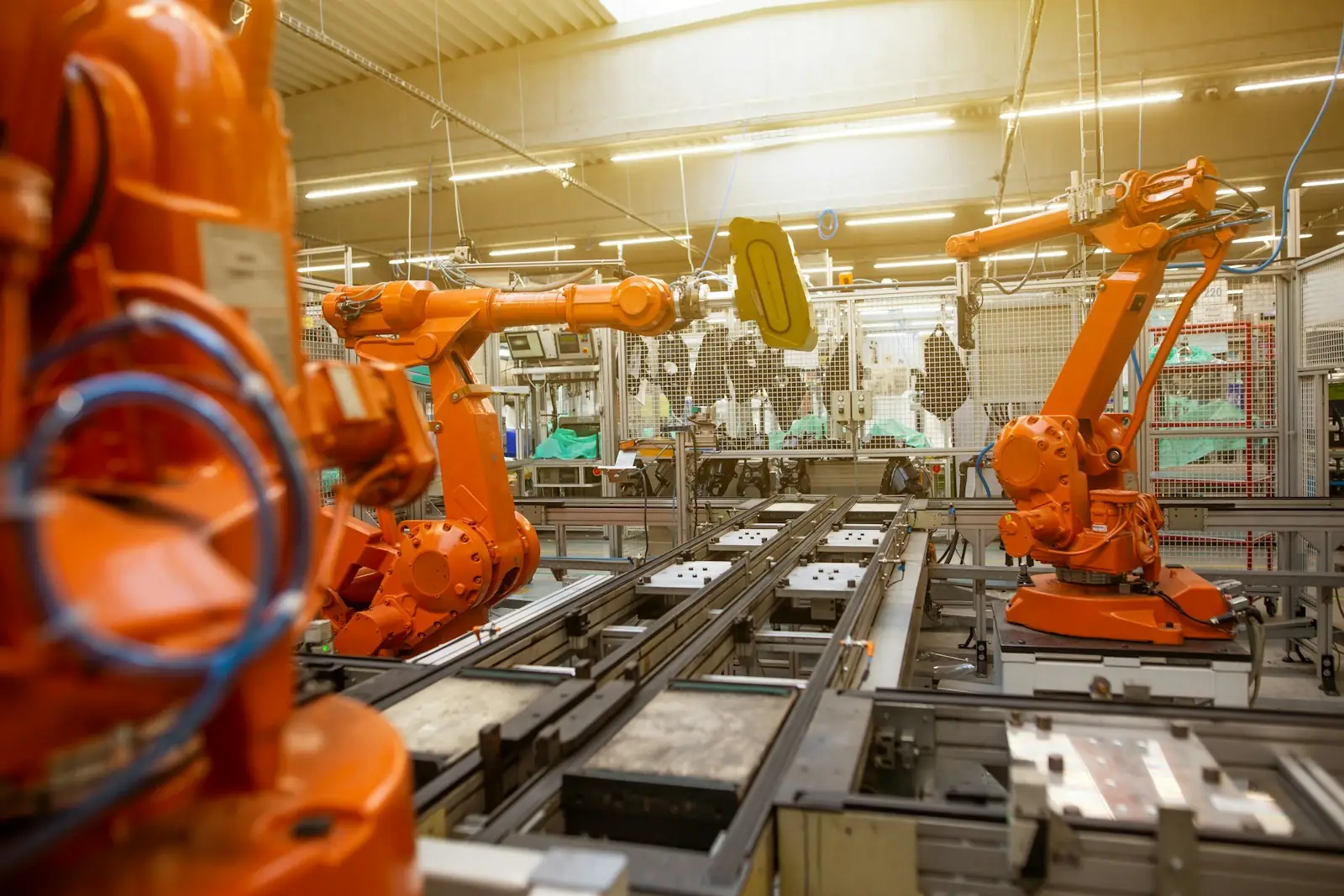 Brazos robóticos en una línea de producción industrial