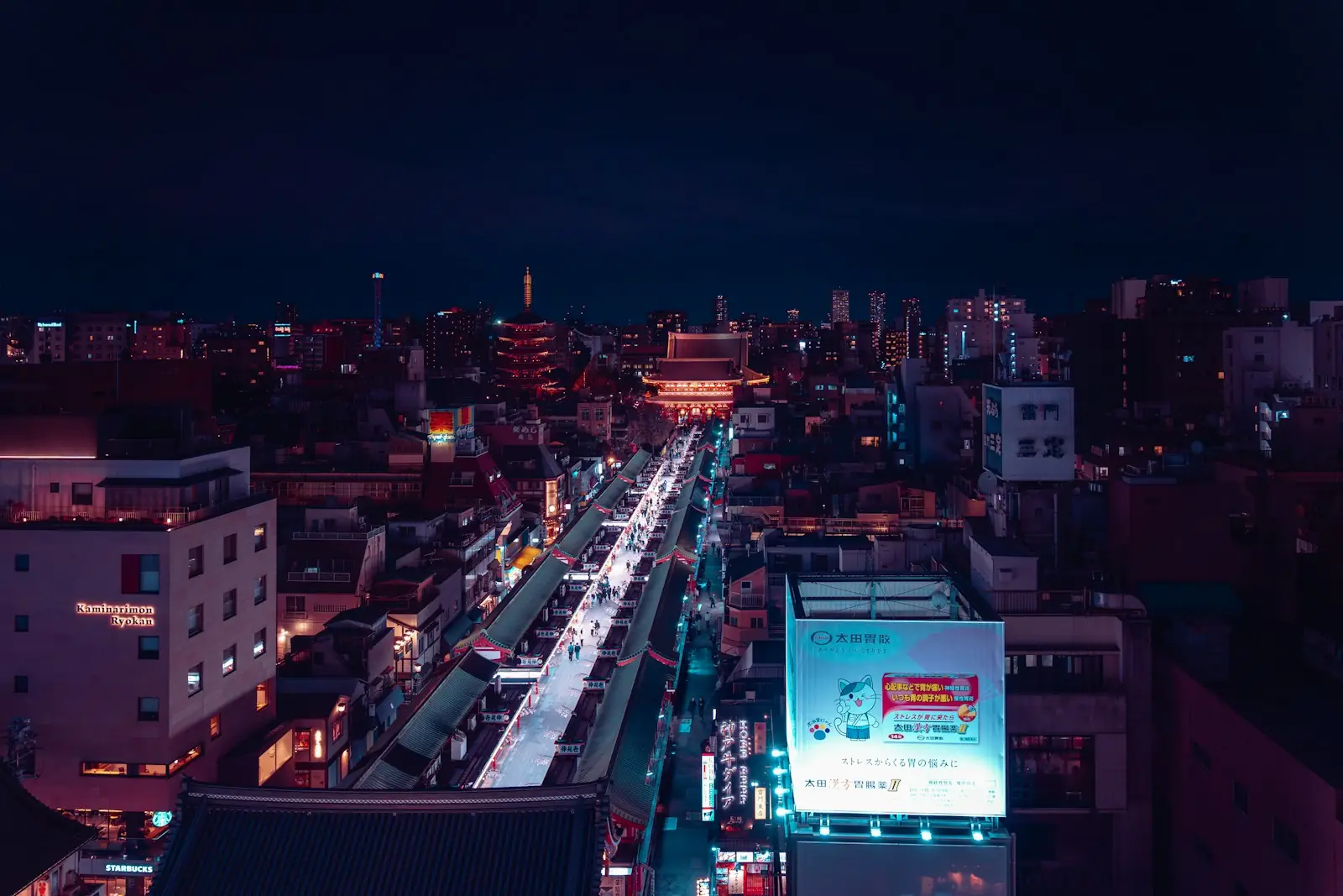 Vista aérea nocturna de una ciudad iluminada